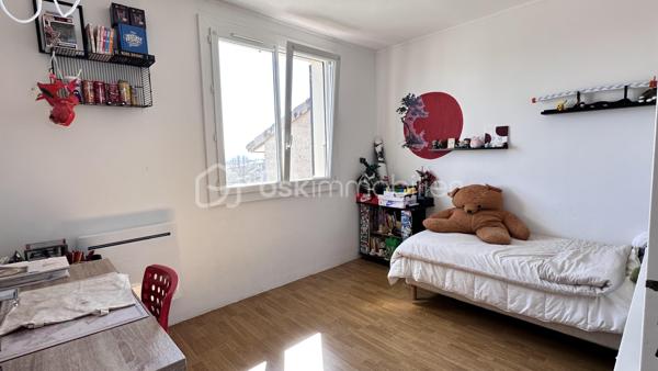 Vincent PR et Celine H IMMOBILIER vous présentent en exclusivité une jolie maison;
Située à Annonay, proche Davezieux, dans un secteur calme et résidentiel, cette maison mitoyenne de 95 m2 environ, construite en 1977.

Elle se compose de 4 pièces, dont 3 chambres, une salle de bain WC à l’étage,
au rez-de-chaussée, un grand double séjour, un WC, une cuisine séparée, ouvrant sur une belle terrasse plein sud
Une véranda d’environ 12 m² vient parfaire l'ensemble.
Garage avec mezzanine,
Cave et buanderie.
Chauffage électrique récent.
Exposition plein sud, assurant une belle luminosité tout au long de la journée.
Double vitrage récent sur l’ensemble du logement .

Une question, une visite, nous sommes joignables par téléphone
VINCENT 0633502868
CÉLINE 0749427426