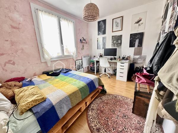 Vincent PR et Celine H IMMOBILIER vous présentent en exclusivité une jolie maison;
Située à Annonay, proche Davezieux, dans un secteur calme et résidentiel, cette maison mitoyenne de 95 m2 environ, construite en 1977.

Elle se compose de 4 pièces, dont 3 chambres, une salle de bain WC à l’étage,
au rez-de-chaussée, un grand double séjour, un WC, une cuisine séparée, ouvrant sur une belle terrasse plein sud
Une véranda d’environ 12 m² vient parfaire l'ensemble.
Garage avec mezzanine,
Cave et buanderie.
Chauffage électrique récent.
Exposition plein sud, assurant une belle luminosité tout au long de la journée.
Double vitrage récent sur l’ensemble du logement .

Une question, une visite, nous sommes joignables par téléphone
VINCENT 0633502868
CÉLINE 0749427426