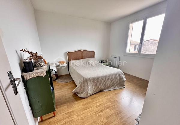 Vincent PR et Celine H IMMOBILIER vous présentent en exclusivité une jolie maison;
Située à Annonay, proche Davezieux, dans un secteur calme et résidentiel, cette maison mitoyenne de 95 m2 environ, construite en 1977.

Elle se compose de 4 pièces, dont 3 chambres, une salle de bain WC à l’étage,
au rez-de-chaussée, un grand double séjour, un WC, une cuisine séparée, ouvrant sur une belle terrasse plein sud
Une véranda d’environ 12 m² vient parfaire l'ensemble.
Garage avec mezzanine,
Cave et buanderie.
Chauffage électrique récent.
Exposition plein sud, assurant une belle luminosité tout au long de la journée.
Double vitrage récent sur l’ensemble du logement .

Une question, une visite, nous sommes joignables par téléphone
VINCENT 0633502868
CÉLINE 0749427426