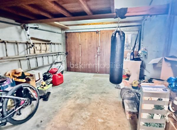 Vincent PR et Celine H IMMOBILIER vous présentent en exclusivité une jolie maison;
Située à Annonay, proche Davezieux, dans un secteur calme et résidentiel, cette maison mitoyenne de 95 m2 environ, construite en 1977.

Elle se compose de 4 pièces, dont 3 chambres, une salle de bain WC à l’étage,
au rez-de-chaussée, un grand double séjour, un WC, une cuisine séparée, ouvrant sur une belle terrasse plein sud
Une véranda d’environ 12 m² vient parfaire l'ensemble.
Garage avec mezzanine,
Cave et buanderie.
Chauffage électrique récent.
Exposition plein sud, assurant une belle luminosité tout au long de la journée.
Double vitrage récent sur l’ensemble du logement .

Une question, une visite, nous sommes joignables par téléphone
VINCENT 0633502868
CÉLINE 0749427426