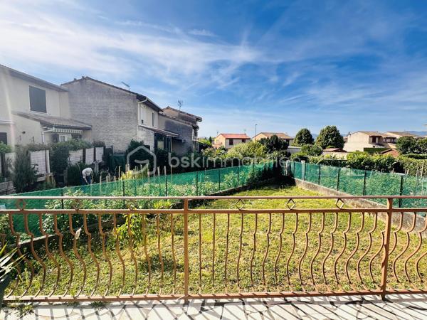 Vincent PR et Celine H IMMOBILIER vous présentent en exclusivité une jolie maison;
Située à Annonay, proche Davezieux, dans un secteur calme et résidentiel, cette maison mitoyenne de 95 m2 environ, construite en 1977.

Elle se compose de 4 pièces, dont 3 chambres, une salle de bain WC à l’étage,
au rez-de-chaussée, un grand double séjour, un WC, une cuisine séparée, ouvrant sur une belle terrasse plein sud
Une véranda d’environ 12 m² vient parfaire l'ensemble.
Garage avec mezzanine,
Cave et buanderie.
Chauffage électrique récent.
Exposition plein sud, assurant une belle luminosité tout au long de la journée.
Double vitrage récent sur l’ensemble du logement .

Une question, une visite, nous sommes joignables par téléphone
VINCENT 0633502868
CÉLINE 0749427426