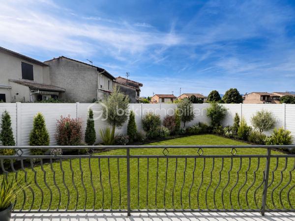 Vincent PR et Celine H IMMOBILIER vous présentent en exclusivité une jolie maison;
Située à Annonay, proche Davezieux, dans un secteur calme et résidentiel, cette maison mitoyenne de 95 m2 environ, construite en 1977.

Elle se compose de 4 pièces, dont 3 chambres, une salle de bain WC à l’étage,
au rez-de-chaussée, un grand double séjour, un WC, une cuisine séparée, ouvrant sur une belle terrasse plein sud
Une véranda d’environ 12 m² vient parfaire l'ensemble.
Garage avec mezzanine,
Cave et buanderie.
Chauffage électrique récent.
Exposition plein sud, assurant une belle luminosité tout au long de la journée.
Double vitrage récent sur l’ensemble du logement .

Une question, une visite, nous sommes joignables par téléphone
VINCENT 0633502868
CÉLINE 0749427426