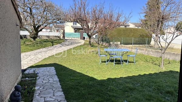 Vincent PR et Celine H IMMOBILIER vous présentent en exclusivité une jolie maison;
Située à Annonay, proche Davezieux, dans un secteur calme et résidentiel, cette maison mitoyenne de 95 m2 environ, construite en 1977.

Elle se compose de 4 pièces, dont 3 chambres, une salle de bain WC à l’étage,
au rez-de-chaussée, un grand double séjour, un WC, une cuisine séparée, ouvrant sur une belle terrasse plein sud
Une véranda d’environ 12 m² vient parfaire l'ensemble.
Garage avec mezzanine,
Cave et buanderie.
Chauffage électrique récent.
Exposition plein sud, assurant une belle luminosité tout au long de la journée.
Double vitrage récent sur l’ensemble du logement .

Une question, une visite, nous sommes joignables par téléphone
VINCENT 0633502868
CÉLINE 0749427426