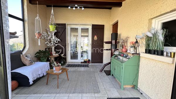 Vincent PR et Celine H IMMOBILIER vous présentent en exclusivité une jolie maison;
Située à Annonay, proche Davezieux, dans un secteur calme et résidentiel, cette maison mitoyenne de 95 m2 environ, construite en 1977.

Elle se compose de 4 pièces, dont 3 chambres, une salle de bain WC à l’étage,
au rez-de-chaussée, un grand double séjour, un WC, une cuisine séparée, ouvrant sur une belle terrasse plein sud
Une véranda d’environ 12 m² vient parfaire l'ensemble.
Garage avec mezzanine,
Cave et buanderie.
Chauffage électrique récent.
Exposition plein sud, assurant une belle luminosité tout au long de la journée.
Double vitrage récent sur l’ensemble du logement .

Une question, une visite, nous sommes joignables par téléphone
VINCENT 0633502868
CÉLINE 0749427426
