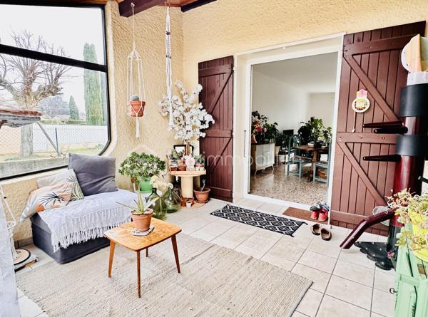 Vincent PR et Celine H IMMOBILIER vous présentent en exclusivité une jolie maison;
Située à Annonay, proche Davezieux, dans un secteur calme et résidentiel, cette maison mitoyenne de 95 m2 environ, construite en 1977.

Elle se compose de 4 pièces, dont 3 chambres, une salle de bain WC à l’étage,
au rez-de-chaussée, un grand double séjour, un WC, une cuisine séparée, ouvrant sur une belle terrasse plein sud
Une véranda d’environ 12 m² vient parfaire l'ensemble.
Garage avec mezzanine,
Cave et buanderie.
Chauffage électrique récent.
Exposition plein sud, assurant une belle luminosité tout au long de la journée.
Double vitrage récent sur l’ensemble du logement .

Une question, une visite, nous sommes joignables par téléphone
VINCENT 0633502868
CÉLINE 0749427426