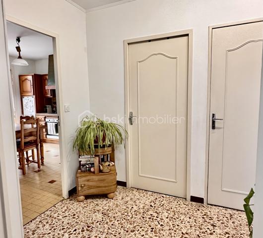Vincent PR et Celine H IMMOBILIER vous présentent en exclusivité une jolie maison;
Située à Annonay, proche Davezieux, dans un secteur calme et résidentiel, cette maison mitoyenne de 95 m2 environ, construite en 1977.

Elle se compose de 4 pièces, dont 3 chambres, une salle de bain WC à l’étage,
au rez-de-chaussée, un grand double séjour, un WC, une cuisine séparée, ouvrant sur une belle terrasse plein sud
Une véranda d’environ 12 m² vient parfaire l'ensemble.
Garage avec mezzanine,
Cave et buanderie.
Chauffage électrique récent.
Exposition plein sud, assurant une belle luminosité tout au long de la journée.
Double vitrage récent sur l’ensemble du logement .

Une question, une visite, nous sommes joignables par téléphone
VINCENT 0633502868
CÉLINE 0749427426