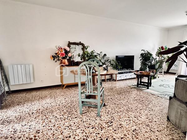 Vincent PR et Celine H IMMOBILIER vous présentent en exclusivité une jolie maison;
Située à Annonay, proche Davezieux, dans un secteur calme et résidentiel, cette maison mitoyenne de 95 m2 environ, construite en 1977.

Elle se compose de 4 pièces, dont 3 chambres, une salle de bain WC à l’étage,
au rez-de-chaussée, un grand double séjour, un WC, une cuisine séparée, ouvrant sur une belle terrasse plein sud
Une véranda d’environ 12 m² vient parfaire l'ensemble.
Garage avec mezzanine,
Cave et buanderie.
Chauffage électrique récent.
Exposition plein sud, assurant une belle luminosité tout au long de la journée.
Double vitrage récent sur l’ensemble du logement .

Une question, une visite, nous sommes joignables par téléphone
VINCENT 0633502868
CÉLINE 0749427426