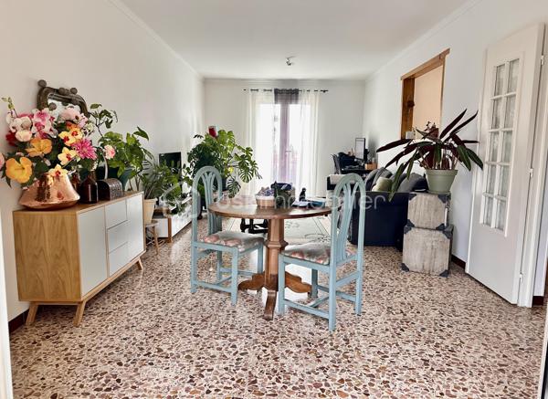 Vincent PR et Celine H IMMOBILIER vous présentent en exclusivité une jolie maison;
Située à Annonay, proche Davezieux, dans un secteur calme et résidentiel, cette maison mitoyenne de 95 m2 environ, construite en 1977.

Elle se compose de 4 pièces, dont 3 chambres, une salle de bain WC à l’étage,
au rez-de-chaussée, un grand double séjour, un WC, une cuisine séparée, ouvrant sur une belle terrasse plein sud
Une véranda d’environ 12 m² vient parfaire l'ensemble.
Garage avec mezzanine,
Cave et buanderie.
Chauffage électrique récent.
Exposition plein sud, assurant une belle luminosité tout au long de la journée.
Double vitrage récent sur l’ensemble du logement .

Une question, une visite, nous sommes joignables par téléphone
VINCENT 0633502868
CÉLINE 0749427426