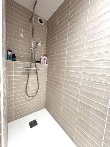 Très bel appartement de 2 pièces + Gd balcon + Pkg + Cave!!