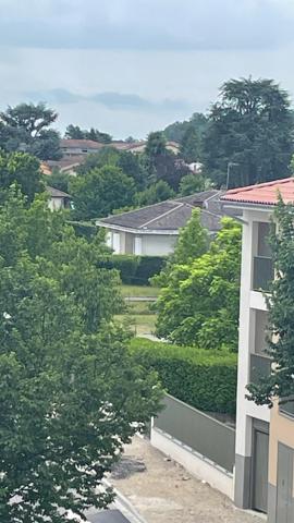 Emplacement idéal ! A gauche la campage d'Azieu Genas ; à droite la zone phare du sport et de l'évènementiel de l'Est lyonnais