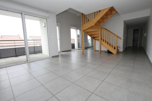 Emplacement idéal ! A gauche la campage d'Azieu Genas ; à droite la zone phare du sport et de l'évènementiel de l'Est lyonnais