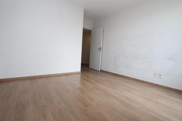 Emplacement idéal ! A gauche la campage d'Azieu Genas ; à droite la zone phare du sport et de l'évènementiel de l'Est lyonnais