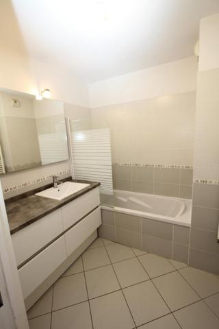 Emplacement idéal ! A gauche la campage d'Azieu Genas ; à droite la zone phare du sport et de l'évènementiel de l'Est lyonnais