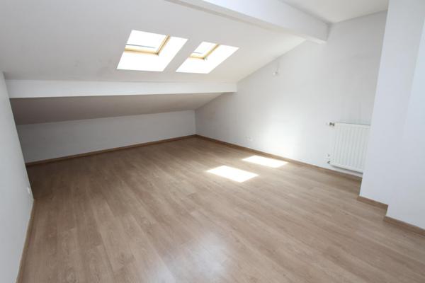 Emplacement idéal ! A gauche la campage d'Azieu Genas ; à droite la zone phare du sport et de l'évènementiel de l'Est lyonnais