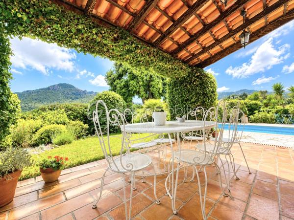À seulement 10 minutes de Mandelieu, dans le secteur recherché de Saint-Jean de Cannes, nichée dans un environnement privilégié au calme absolu, cette élégante villa de plain-pied d’environ 105 m² offre un art de vivre rare entre mer et nature.
Baignée de lumière grâce à son exposition plein Sud, cette propriété séduit immédiatement par son atmosphère chaleureuse, ses prestations soignées et son charme authentique.
Le cœur de la maison s’articule autour d’un superbe espace de vie de plus de 42 m² avec sa magnifique cheminée et sa cuisine ouverte, pensé pour des instants de convivialité et de réception dans une ambiance raffinée.
La villa propose :
• Trois belles chambres, dont une suite avec salle d’eau
• Une élégante salle de bain avec baignoire
• Deux WC
• Une climatisation assurant un confort optimal toute l’année
• De beaux volumes et une circulation fluide entièrement de plain-pied
À l’extérieur, le charme opère immédiatement : une agréable piscine, des espaces de détente intimistes, une terrasse ombragée idéale pour les repas d’été et un magnifique aperçu mer et montagne offrant un décor apaisant à chaque instant.
Un garage de 17 m² complète ce bien avec la possibilité d’aménager un espace supplémentaire selon vos envies : suite invités, bureau, atelier ou salle de loisirs.
 Les atouts :
• Secteur recherché de Saint-Jean de Cannes
• Exposition plein Sud
• Séjour / cuisine de 42 m²
• Magnifique cheminée
• Piscine
• Aperçu mer & vue exceptionnelle montagne
• Calme absolu
• Villa parfaitement entretenue
• Potentiel d’évolution
• À proximité immédiate de Mandelieu et des accès principaux

Une propriété rare où élégance, sérénité et douceur de vivre se rencontrent.

Appelez-moi dès maintenant au 06.69.66.17.19 pour organiser une visite et découvrir tout le charme de cette propriété.
