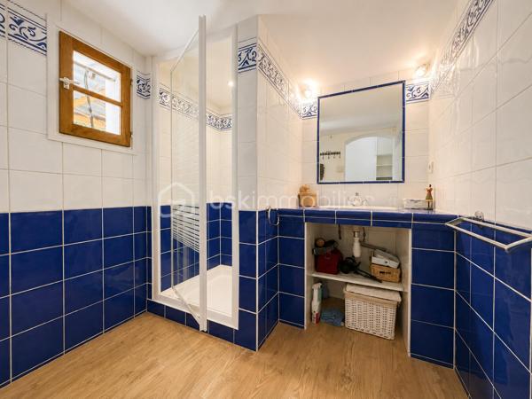 À seulement 10 minutes de Mandelieu, dans le secteur recherché de Saint-Jean de Cannes, nichée dans un environnement privilégié au calme absolu, cette élégante villa de plain-pied d’environ 105 m² offre un art de vivre rare entre mer et nature.
Baignée de lumière grâce à son exposition plein Sud, cette propriété séduit immédiatement par son atmosphère chaleureuse, ses prestations soignées et son charme authentique.
Le cœur de la maison s’articule autour d’un superbe espace de vie de plus de 42 m² avec sa magnifique cheminée et sa cuisine ouverte, pensé pour des instants de convivialité et de réception dans une ambiance raffinée.
La villa propose :
• Trois belles chambres, dont une suite avec salle d’eau
• Une élégante salle de bain avec baignoire
• Deux WC
• Une climatisation assurant un confort optimal toute l’année
• De beaux volumes et une circulation fluide entièrement de plain-pied
À l’extérieur, le charme opère immédiatement : une agréable piscine, des espaces de détente intimistes, une terrasse ombragée idéale pour les repas d’été et un magnifique aperçu mer et montagne offrant un décor apaisant à chaque instant.
Un garage de 17 m² complète ce bien avec la possibilité d’aménager un espace supplémentaire selon vos envies : suite invités, bureau, atelier ou salle de loisirs.
 Les atouts :
• Secteur recherché de Saint-Jean de Cannes
• Exposition plein Sud
• Séjour / cuisine de 42 m²
• Magnifique cheminée
• Piscine
• Aperçu mer & vue exceptionnelle montagne
• Calme absolu
• Villa parfaitement entretenue
• Potentiel d’évolution
• À proximité immédiate de Mandelieu et des accès principaux

Une propriété rare où élégance, sérénité et douceur de vivre se rencontrent.

Appelez-moi dès maintenant au 06.69.66.17.19 pour organiser une visite et découvrir tout le charme de cette propriété.
