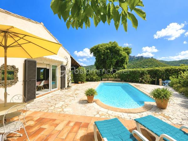À seulement 10 minutes de Mandelieu, dans le secteur recherché de Saint-Jean de Cannes, nichée dans un environnement privilégié au calme absolu, cette élégante villa de plain-pied d’environ 105 m² offre un art de vivre rare entre mer et nature.
Baignée de lumière grâce à son exposition plein Sud, cette propriété séduit immédiatement par son atmosphère chaleureuse, ses prestations soignées et son charme authentique.
Le cœur de la maison s’articule autour d’un superbe espace de vie de plus de 42 m² avec sa magnifique cheminée et sa cuisine ouverte, pensé pour des instants de convivialité et de réception dans une ambiance raffinée.
La villa propose :
• Trois belles chambres, dont une suite avec salle d’eau
• Une élégante salle de bain avec baignoire
• Deux WC
• Une climatisation assurant un confort optimal toute l’année
• De beaux volumes et une circulation fluide entièrement de plain-pied
À l’extérieur, le charme opère immédiatement : une agréable piscine, des espaces de détente intimistes, une terrasse ombragée idéale pour les repas d’été et un magnifique aperçu mer et montagne offrant un décor apaisant à chaque instant.
Un garage de 17 m² complète ce bien avec la possibilité d’aménager un espace supplémentaire selon vos envies : suite invités, bureau, atelier ou salle de loisirs.
 Les atouts :
• Secteur recherché de Saint-Jean de Cannes
• Exposition plein Sud
• Séjour / cuisine de 42 m²
• Magnifique cheminée
• Piscine
• Aperçu mer & vue exceptionnelle montagne
• Calme absolu
• Villa parfaitement entretenue
• Potentiel d’évolution
• À proximité immédiate de Mandelieu et des accès principaux

Une propriété rare où élégance, sérénité et douceur de vivre se rencontrent.

Appelez-moi dès maintenant au 06.69.66.17.19 pour organiser une visite et découvrir tout le charme de cette propriété.