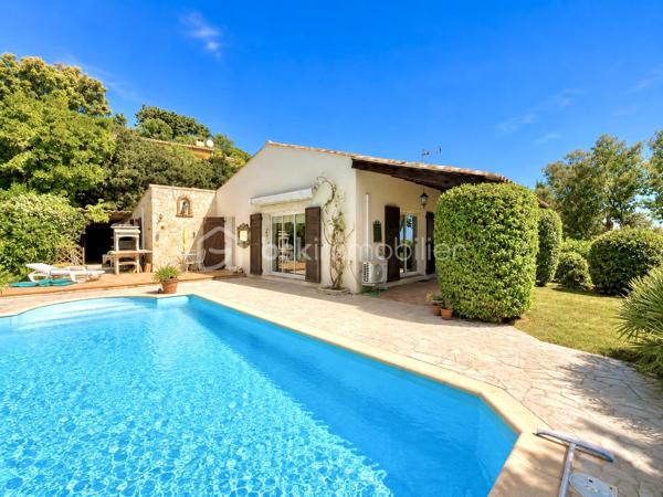 À seulement 10 minutes de Mandelieu, dans le secteur recherché de Saint-Jean de Cannes, nichée dans un environnement privilégié au calme absolu, cette élégante villa de plain-pied d’environ 105 m² offre un art de vivre rare entre mer et nature.
Baignée de lumière grâce à son exposition plein Sud, cette propriété séduit immédiatement par son atmosphère chaleureuse, ses prestations soignées et son charme authentique.
Le cœur de la maison s’articule autour d’un superbe espace de vie de plus de 42 m² avec sa magnifique cheminée et sa cuisine ouverte, pensé pour des instants de convivialité et de réception dans une ambiance raffinée.
La villa propose :
• Trois belles chambres, dont une suite avec salle d’eau
• Une élégante salle de bain avec baignoire
• Deux WC
• Une climatisation assurant un confort optimal toute l’année
• De beaux volumes et une circulation fluide entièrement de plain-pied
À l’extérieur, le charme opère immédiatement : une agréable piscine, des espaces de détente intimistes, une terrasse ombragée idéale pour les repas d’été et un magnifique aperçu mer et montagne offrant un décor apaisant à chaque instant.
Un garage de 17 m² complète ce bien avec la possibilité d’aménager un espace supplémentaire selon vos envies : suite invités, bureau, atelier ou salle de loisirs.
 Les atouts :
• Secteur recherché de Saint-Jean de Cannes
• Exposition plein Sud
• Séjour / cuisine de 42 m²
• Magnifique cheminée
• Piscine
• Aperçu mer & vue exceptionnelle montagne
• Calme absolu
• Villa parfaitement entretenue
• Potentiel d’évolution
• À proximité immédiate de Mandelieu et des accès principaux

Une propriété rare où élégance, sérénité et douceur de vivre se rencontrent.

Appelez-moi dès maintenant au 06.69.66.17.19 pour organiser une visite et découvrir tout le charme de cette propriété.
