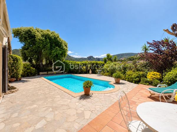 À seulement 10 minutes de Mandelieu, dans le secteur recherché de Saint-Jean de Cannes, nichée dans un environnement privilégié au calme absolu, cette élégante villa de plain-pied d’environ 105 m² offre un art de vivre rare entre mer et nature.
Baignée de lumière grâce à son exposition plein Sud, cette propriété séduit immédiatement par son atmosphère chaleureuse, ses prestations soignées et son charme authentique.
Le cœur de la maison s’articule autour d’un superbe espace de vie de plus de 42 m² avec sa magnifique cheminée et sa cuisine ouverte, pensé pour des instants de convivialité et de réception dans une ambiance raffinée.
La villa propose :
• Trois belles chambres, dont une suite avec salle d’eau
• Une élégante salle de bain avec baignoire
• Deux WC
• Une climatisation assurant un confort optimal toute l’année
• De beaux volumes et une circulation fluide entièrement de plain-pied
À l’extérieur, le charme opère immédiatement : une agréable piscine, des espaces de détente intimistes, une terrasse ombragée idéale pour les repas d’été et un magnifique aperçu mer et montagne offrant un décor apaisant à chaque instant.
Un garage de 17 m² complète ce bien avec la possibilité d’aménager un espace supplémentaire selon vos envies : suite invités, bureau, atelier ou salle de loisirs.
 Les atouts :
• Secteur recherché de Saint-Jean de Cannes
• Exposition plein Sud
• Séjour / cuisine de 42 m²
• Magnifique cheminée
• Piscine
• Aperçu mer & vue exceptionnelle montagne
• Calme absolu
• Villa parfaitement entretenue
• Potentiel d’évolution
• À proximité immédiate de Mandelieu et des accès principaux

Une propriété rare où élégance, sérénité et douceur de vivre se rencontrent.

Appelez-moi dès maintenant au 06.69.66.17.19 pour organiser une visite et découvrir tout le charme de cette propriété.