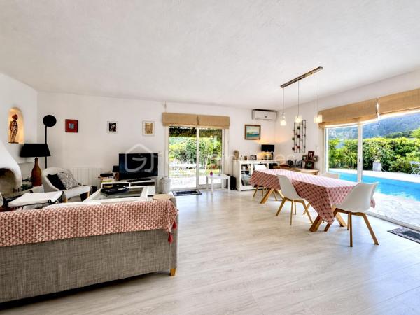 À seulement 10 minutes de Mandelieu, dans le secteur recherché de Saint-Jean de Cannes, nichée dans un environnement privilégié au calme absolu, cette élégante villa de plain-pied d’environ 105 m² offre un art de vivre rare entre mer et nature.
Baignée de lumière grâce à son exposition plein Sud, cette propriété séduit immédiatement par son atmosphère chaleureuse, ses prestations soignées et son charme authentique.
Le cœur de la maison s’articule autour d’un superbe espace de vie de plus de 42 m² avec sa magnifique cheminée et sa cuisine ouverte, pensé pour des instants de convivialité et de réception dans une ambiance raffinée.
La villa propose :
• Trois belles chambres, dont une suite avec salle d’eau
• Une élégante salle de bain avec baignoire
• Deux WC
• Une climatisation assurant un confort optimal toute l’année
• De beaux volumes et une circulation fluide entièrement de plain-pied
À l’extérieur, le charme opère immédiatement : une agréable piscine, des espaces de détente intimistes, une terrasse ombragée idéale pour les repas d’été et un magnifique aperçu mer et montagne offrant un décor apaisant à chaque instant.
Un garage de 17 m² complète ce bien avec la possibilité d’aménager un espace supplémentaire selon vos envies : suite invités, bureau, atelier ou salle de loisirs.
 Les atouts :
• Secteur recherché de Saint-Jean de Cannes
• Exposition plein Sud
• Séjour / cuisine de 42 m²
• Magnifique cheminée
• Piscine
• Aperçu mer & vue exceptionnelle montagne
• Calme absolu
• Villa parfaitement entretenue
• Potentiel d’évolution
• À proximité immédiate de Mandelieu et des accès principaux

Une propriété rare où élégance, sérénité et douceur de vivre se rencontrent.

Appelez-moi dès maintenant au 06.69.66.17.19 pour organiser une visite et découvrir tout le charme de cette propriété.