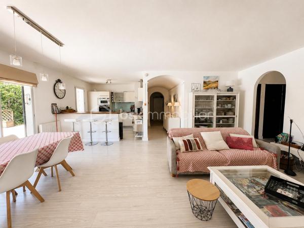 À seulement 10 minutes de Mandelieu, dans le secteur recherché de Saint-Jean de Cannes, nichée dans un environnement privilégié au calme absolu, cette élégante villa de plain-pied d’environ 105 m² offre un art de vivre rare entre mer et nature.
Baignée de lumière grâce à son exposition plein Sud, cette propriété séduit immédiatement par son atmosphère chaleureuse, ses prestations soignées et son charme authentique.
Le cœur de la maison s’articule autour d’un superbe espace de vie de plus de 42 m² avec sa magnifique cheminée et sa cuisine ouverte, pensé pour des instants de convivialité et de réception dans une ambiance raffinée.
La villa propose :
• Trois belles chambres, dont une suite avec salle d’eau
• Une élégante salle de bain avec baignoire
• Deux WC
• Une climatisation assurant un confort optimal toute l’année
• De beaux volumes et une circulation fluide entièrement de plain-pied
À l’extérieur, le charme opère immédiatement : une agréable piscine, des espaces de détente intimistes, une terrasse ombragée idéale pour les repas d’été et un magnifique aperçu mer et montagne offrant un décor apaisant à chaque instant.
Un garage de 17 m² complète ce bien avec la possibilité d’aménager un espace supplémentaire selon vos envies : suite invités, bureau, atelier ou salle de loisirs.
 Les atouts :
• Secteur recherché de Saint-Jean de Cannes
• Exposition plein Sud
• Séjour / cuisine de 42 m²
• Magnifique cheminée
• Piscine
• Aperçu mer & vue exceptionnelle montagne
• Calme absolu
• Villa parfaitement entretenue
• Potentiel d’évolution
• À proximité immédiate de Mandelieu et des accès principaux

Une propriété rare où élégance, sérénité et douceur de vivre se rencontrent.

Appelez-moi dès maintenant au 06.69.66.17.19 pour organiser une visite et découvrir tout le charme de cette propriété.