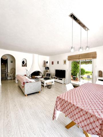 À seulement 10 minutes de Mandelieu, dans le secteur recherché de Saint-Jean de Cannes, nichée dans un environnement privilégié au calme absolu, cette élégante villa de plain-pied d’environ 105 m² offre un art de vivre rare entre mer et nature.
Baignée de lumière grâce à son exposition plein Sud, cette propriété séduit immédiatement par son atmosphère chaleureuse, ses prestations soignées et son charme authentique.
Le cœur de la maison s’articule autour d’un superbe espace de vie de plus de 42 m² avec sa magnifique cheminée et sa cuisine ouverte, pensé pour des instants de convivialité et de réception dans une ambiance raffinée.
La villa propose :
• Trois belles chambres, dont une suite avec salle d’eau
• Une élégante salle de bain avec baignoire
• Deux WC
• Une climatisation assurant un confort optimal toute l’année
• De beaux volumes et une circulation fluide entièrement de plain-pied
À l’extérieur, le charme opère immédiatement : une agréable piscine, des espaces de détente intimistes, une terrasse ombragée idéale pour les repas d’été et un magnifique aperçu mer et montagne offrant un décor apaisant à chaque instant.
Un garage de 17 m² complète ce bien avec la possibilité d’aménager un espace supplémentaire selon vos envies : suite invités, bureau, atelier ou salle de loisirs.
 Les atouts :
• Secteur recherché de Saint-Jean de Cannes
• Exposition plein Sud
• Séjour / cuisine de 42 m²
• Magnifique cheminée
• Piscine
• Aperçu mer & vue exceptionnelle montagne
• Calme absolu
• Villa parfaitement entretenue
• Potentiel d’évolution
• À proximité immédiate de Mandelieu et des accès principaux

Une propriété rare où élégance, sérénité et douceur de vivre se rencontrent.

Appelez-moi dès maintenant au 06.69.66.17.19 pour organiser une visite et découvrir tout le charme de cette propriété.