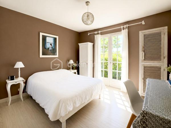 À seulement 10 minutes de Mandelieu, dans le secteur recherché de Saint-Jean de Cannes, nichée dans un environnement privilégié au calme absolu, cette élégante villa de plain-pied d’environ 105 m² offre un art de vivre rare entre mer et nature.
Baignée de lumière grâce à son exposition plein Sud, cette propriété séduit immédiatement par son atmosphère chaleureuse, ses prestations soignées et son charme authentique.
Le cœur de la maison s’articule autour d’un superbe espace de vie de plus de 42 m² avec sa magnifique cheminée et sa cuisine ouverte, pensé pour des instants de convivialité et de réception dans une ambiance raffinée.
La villa propose :
• Trois belles chambres, dont une suite avec salle d’eau
• Une élégante salle de bain avec baignoire
• Deux WC
• Une climatisation assurant un confort optimal toute l’année
• De beaux volumes et une circulation fluide entièrement de plain-pied
À l’extérieur, le charme opère immédiatement : une agréable piscine, des espaces de détente intimistes, une terrasse ombragée idéale pour les repas d’été et un magnifique aperçu mer et montagne offrant un décor apaisant à chaque instant.
Un garage de 17 m² complète ce bien avec la possibilité d’aménager un espace supplémentaire selon vos envies : suite invités, bureau, atelier ou salle de loisirs.
 Les atouts :
• Secteur recherché de Saint-Jean de Cannes
• Exposition plein Sud
• Séjour / cuisine de 42 m²
• Magnifique cheminée
• Piscine
• Aperçu mer & vue exceptionnelle montagne
• Calme absolu
• Villa parfaitement entretenue
• Potentiel d’évolution
• À proximité immédiate de Mandelieu et des accès principaux

Une propriété rare où élégance, sérénité et douceur de vivre se rencontrent.

Appelez-moi dès maintenant au 06.69.66.17.19 pour organiser une visite et découvrir tout le charme de cette propriété.