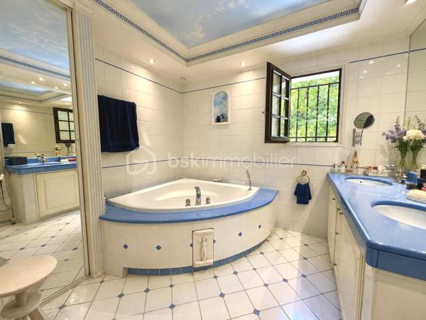 À seulement 10 minutes de Mandelieu, dans le secteur recherché de Saint-Jean de Cannes, nichée dans un environnement privilégié au calme absolu, cette élégante villa de plain-pied d’environ 105 m² offre un art de vivre rare entre mer et nature.
Baignée de lumière grâce à son exposition plein Sud, cette propriété séduit immédiatement par son atmosphère chaleureuse, ses prestations soignées et son charme authentique.
Le cœur de la maison s’articule autour d’un superbe espace de vie de plus de 42 m² avec sa magnifique cheminée et sa cuisine ouverte, pensé pour des instants de convivialité et de réception dans une ambiance raffinée.
La villa propose :
• Trois belles chambres, dont une suite avec salle d’eau
• Une élégante salle de bain avec baignoire
• Deux WC
• Une climatisation assurant un confort optimal toute l’année
• De beaux volumes et une circulation fluide entièrement de plain-pied
À l’extérieur, le charme opère immédiatement : une agréable piscine, des espaces de détente intimistes, une terrasse ombragée idéale pour les repas d’été et un magnifique aperçu mer et montagne offrant un décor apaisant à chaque instant.
Un garage de 17 m² complète ce bien avec la possibilité d’aménager un espace supplémentaire selon vos envies : suite invités, bureau, atelier ou salle de loisirs.
 Les atouts :
• Secteur recherché de Saint-Jean de Cannes
• Exposition plein Sud
• Séjour / cuisine de 42 m²
• Magnifique cheminée
• Piscine
• Aperçu mer & vue exceptionnelle montagne
• Calme absolu
• Villa parfaitement entretenue
• Potentiel d’évolution
• À proximité immédiate de Mandelieu et des accès principaux

Une propriété rare où élégance, sérénité et douceur de vivre se rencontrent.

Appelez-moi dès maintenant au 06.69.66.17.19 pour organiser une visite et découvrir tout le charme de cette propriété.