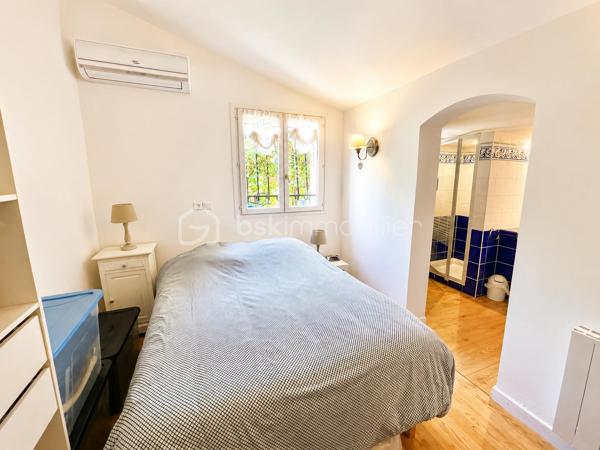 À seulement 10 minutes de Mandelieu, dans le secteur recherché de Saint-Jean de Cannes, nichée dans un environnement privilégié au calme absolu, cette élégante villa de plain-pied d’environ 105 m² offre un art de vivre rare entre mer et nature.
Baignée de lumière grâce à son exposition plein Sud, cette propriété séduit immédiatement par son atmosphère chaleureuse, ses prestations soignées et son charme authentique.
Le cœur de la maison s’articule autour d’un superbe espace de vie de plus de 42 m² avec sa magnifique cheminée et sa cuisine ouverte, pensé pour des instants de convivialité et de réception dans une ambiance raffinée.
La villa propose :
• Trois belles chambres, dont une suite avec salle d’eau
• Une élégante salle de bain avec baignoire
• Deux WC
• Une climatisation assurant un confort optimal toute l’année
• De beaux volumes et une circulation fluide entièrement de plain-pied
À l’extérieur, le charme opère immédiatement : une agréable piscine, des espaces de détente intimistes, une terrasse ombragée idéale pour les repas d’été et un magnifique aperçu mer et montagne offrant un décor apaisant à chaque instant.
Un garage de 17 m² complète ce bien avec la possibilité d’aménager un espace supplémentaire selon vos envies : suite invités, bureau, atelier ou salle de loisirs.
 Les atouts :
• Secteur recherché de Saint-Jean de Cannes
• Exposition plein Sud
• Séjour / cuisine de 42 m²
• Magnifique cheminée
• Piscine
• Aperçu mer & vue exceptionnelle montagne
• Calme absolu
• Villa parfaitement entretenue
• Potentiel d’évolution
• À proximité immédiate de Mandelieu et des accès principaux

Une propriété rare où élégance, sérénité et douceur de vivre se rencontrent.

Appelez-moi dès maintenant au 06.69.66.17.19 pour organiser une visite et découvrir tout le charme de cette propriété.