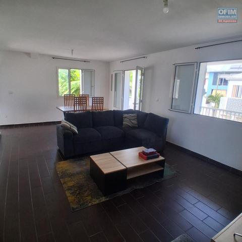 A LOUER Appartement MEUBLÉ de type F3 sur l'EPERON à SAINT-GILLES LES HAUTS