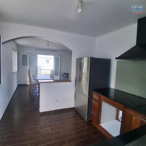A LOUER Appartement MEUBLÉ de type F3 sur l'EPERON à SAINT-GILLES LES HAUTS