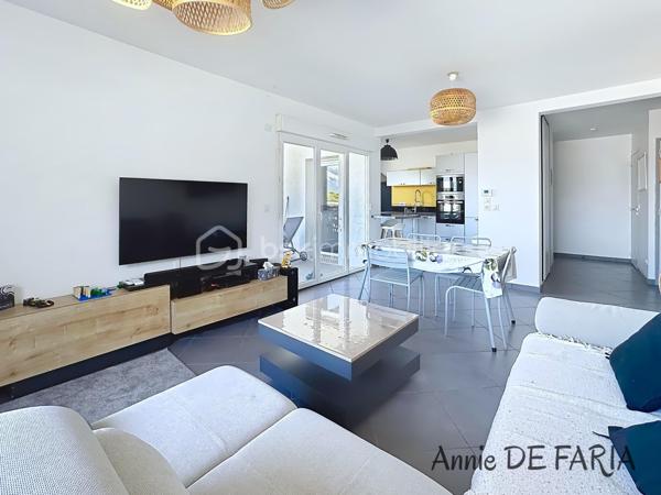 FROGES – EN EXCLUSIVITÉ
Les Jardins d’Hermine 

Venez découvrir ce très bel appartement de 70m2 Situé au 3ème et dernier étage d’une résidence de standing sécurisée construite en 2015, avec portail éléctrique, digicode et visiophone. 
Vous disposerez d'une agréable pièce de vie lumineuse donnant accès à une belle terrasse couverte, d'une cuisine équipée, de deux chambres avec rangements, d'une salle d'eau ainsi que d'un wc séparé.
Pour le confort  : Climatisation réversible, ascenseur, chauffage individuel gaz, double vitrage, menuiseries en PVC, volets roulants électriques, cave  et place de stationnement.
Un garage en sous-sol est également disponible en supplément.
L'emplacement à proximité immédiate des commodités ( commerces, écoles, transports, pôle médical ), fait de ce bien un véritable coup de coeur.

À visiter Sans Tarder avec Annie De Faria