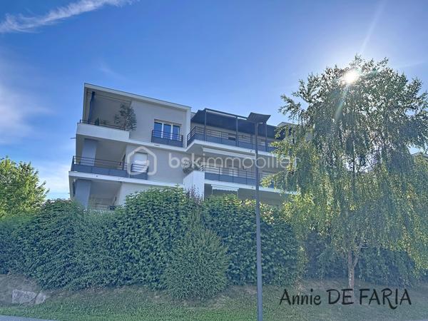 FROGES – EN EXCLUSIVITÉ
Les Jardins d’Hermine 

Venez découvrir ce très bel appartement de 70m2 Situé au 3ème et dernier étage d’une résidence de standing sécurisée construite en 2015, avec portail éléctrique, digicode et visiophone. 
Vous disposerez d'une agréable pièce de vie lumineuse donnant accès à une belle terrasse couverte, d'une cuisine équipée, de deux chambres avec rangements, d'une salle d'eau ainsi que d'un wc séparé.
Pour le confort  : Climatisation réversible, ascenseur, chauffage individuel gaz, double vitrage, menuiseries en PVC, volets roulants électriques, cave  et place de stationnement.
Un garage en sous-sol est également disponible en supplément.
L'emplacement à proximité immédiate des commodités ( commerces, écoles, transports, pôle médical ), fait de ce bien un véritable coup de coeur.

À visiter Sans Tarder avec Annie De Faria
