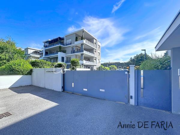 FROGES – EN EXCLUSIVITÉ
Les Jardins d’Hermine 

Venez découvrir ce très bel appartement de 70m2 Situé au 3ème et dernier étage d’une résidence de standing sécurisée construite en 2015, avec portail éléctrique, digicode et visiophone. 
Vous disposerez d'une agréable pièce de vie lumineuse donnant accès à une belle terrasse couverte, d'une cuisine équipée, de deux chambres avec rangements, d'une salle d'eau ainsi que d'un wc séparé.
Pour le confort  : Climatisation réversible, ascenseur, chauffage individuel gaz, double vitrage, menuiseries en PVC, volets roulants électriques, cave  et place de stationnement.
Un garage en sous-sol est également disponible en supplément.
L'emplacement à proximité immédiate des commodités ( commerces, écoles, transports, pôle médical ), fait de ce bien un véritable coup de coeur.

À visiter Sans Tarder avec Annie De Faria
