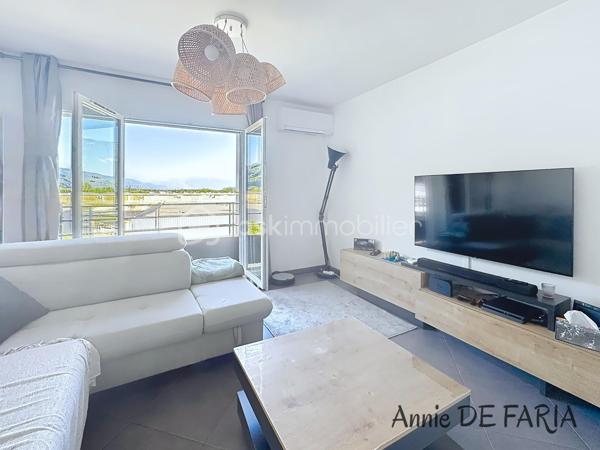 FROGES – EN EXCLUSIVITÉ
Les Jardins d’Hermine 

Venez découvrir ce très bel appartement de 70m2 Situé au 3ème et dernier étage d’une résidence de standing sécurisée construite en 2015, avec portail éléctrique, digicode et visiophone. 
Vous disposerez d'une agréable pièce de vie lumineuse donnant accès à une belle terrasse couverte, d'une cuisine équipée, de deux chambres avec rangements, d'une salle d'eau ainsi que d'un wc séparé.
Pour le confort  : Climatisation réversible, ascenseur, chauffage individuel gaz, double vitrage, menuiseries en PVC, volets roulants électriques, cave  et place de stationnement.
Un garage en sous-sol est également disponible en supplément.
L'emplacement à proximité immédiate des commodités ( commerces, écoles, transports, pôle médical ), fait de ce bien un véritable coup de coeur.

À visiter Sans Tarder avec Annie De Faria