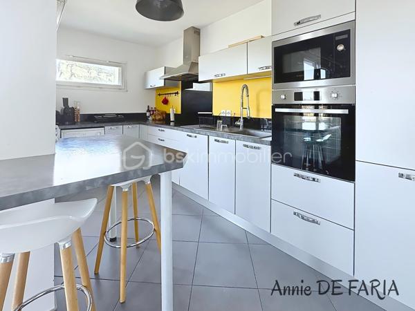 FROGES – EN EXCLUSIVITÉ
Les Jardins d’Hermine 

Venez découvrir ce très bel appartement de 70m2 Situé au 3ème et dernier étage d’une résidence de standing sécurisée construite en 2015, avec portail éléctrique, digicode et visiophone. 
Vous disposerez d'une agréable pièce de vie lumineuse donnant accès à une belle terrasse couverte, d'une cuisine équipée, de deux chambres avec rangements, d'une salle d'eau ainsi que d'un wc séparé.
Pour le confort  : Climatisation réversible, ascenseur, chauffage individuel gaz, double vitrage, menuiseries en PVC, volets roulants électriques, cave  et place de stationnement.
Un garage en sous-sol est également disponible en supplément.
L'emplacement à proximité immédiate des commodités ( commerces, écoles, transports, pôle médical ), fait de ce bien un véritable coup de coeur.

À visiter Sans Tarder avec Annie De Faria