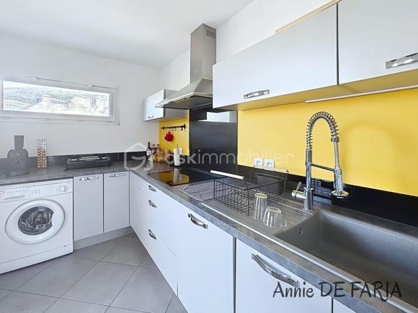 FROGES – EN EXCLUSIVITÉ
Les Jardins d’Hermine 

Venez découvrir ce très bel appartement de 70m2 Situé au 3ème et dernier étage d’une résidence de standing sécurisée construite en 2015, avec portail éléctrique, digicode et visiophone. 
Vous disposerez d'une agréable pièce de vie lumineuse donnant accès à une belle terrasse couverte, d'une cuisine équipée, de deux chambres avec rangements, d'une salle d'eau ainsi que d'un wc séparé.
Pour le confort  : Climatisation réversible, ascenseur, chauffage individuel gaz, double vitrage, menuiseries en PVC, volets roulants électriques, cave  et place de stationnement.
Un garage en sous-sol est également disponible en supplément.
L'emplacement à proximité immédiate des commodités ( commerces, écoles, transports, pôle médical ), fait de ce bien un véritable coup de coeur.

À visiter Sans Tarder avec Annie De Faria