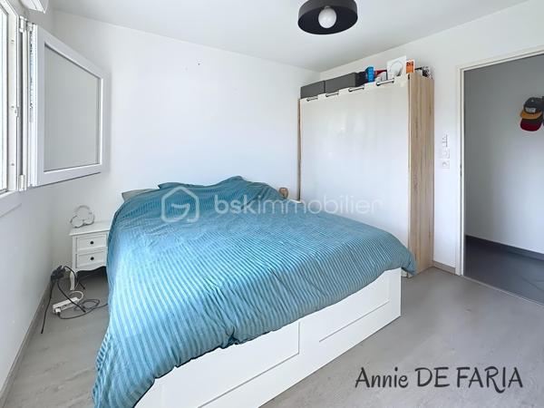 FROGES – EN EXCLUSIVITÉ
Les Jardins d’Hermine 

Venez découvrir ce très bel appartement de 70m2 Situé au 3ème et dernier étage d’une résidence de standing sécurisée construite en 2015, avec portail éléctrique, digicode et visiophone. 
Vous disposerez d'une agréable pièce de vie lumineuse donnant accès à une belle terrasse couverte, d'une cuisine équipée, de deux chambres avec rangements, d'une salle d'eau ainsi que d'un wc séparé.
Pour le confort  : Climatisation réversible, ascenseur, chauffage individuel gaz, double vitrage, menuiseries en PVC, volets roulants électriques, cave  et place de stationnement.
Un garage en sous-sol est également disponible en supplément.
L'emplacement à proximité immédiate des commodités ( commerces, écoles, transports, pôle médical ), fait de ce bien un véritable coup de coeur.

À visiter Sans Tarder avec Annie De Faria
