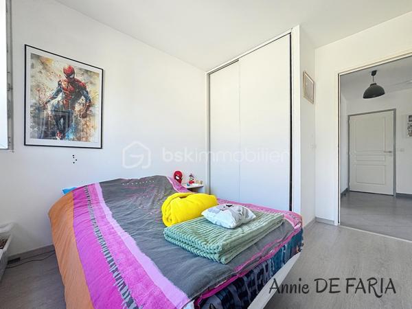 FROGES – EN EXCLUSIVITÉ
Les Jardins d’Hermine 

Venez découvrir ce très bel appartement de 70m2 Situé au 3ème et dernier étage d’une résidence de standing sécurisée construite en 2015, avec portail éléctrique, digicode et visiophone. 
Vous disposerez d'une agréable pièce de vie lumineuse donnant accès à une belle terrasse couverte, d'une cuisine équipée, de deux chambres avec rangements, d'une salle d'eau ainsi que d'un wc séparé.
Pour le confort  : Climatisation réversible, ascenseur, chauffage individuel gaz, double vitrage, menuiseries en PVC, volets roulants électriques, cave  et place de stationnement.
Un garage en sous-sol est également disponible en supplément.
L'emplacement à proximité immédiate des commodités ( commerces, écoles, transports, pôle médical ), fait de ce bien un véritable coup de coeur.

À visiter Sans Tarder avec Annie De Faria