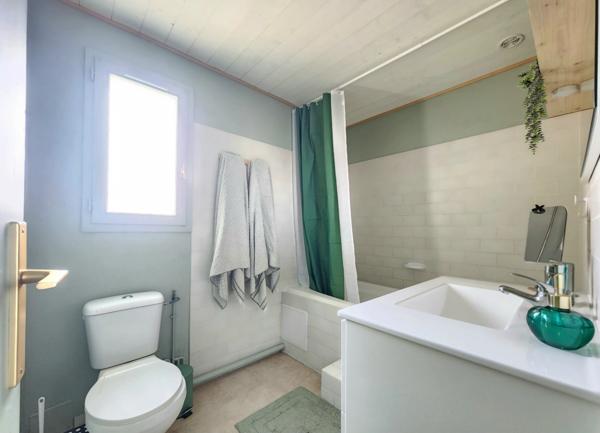 À VENDRE ILE D'OLERON – Maison individuelle coup de cœur 5 pièces 114m² – Terrain clos & terrasse + Garage – 429 450 € FAI