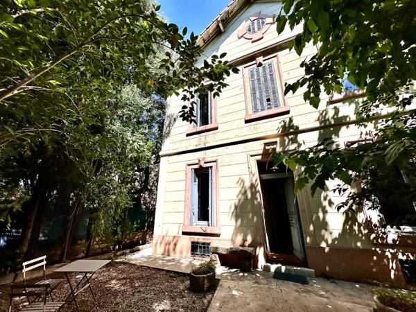 Marseille 10ème, Pont de vivaux, Maison T5 de 156m2 +combles aménagés + Jardin et Terrasse + Dépendances + Cave.