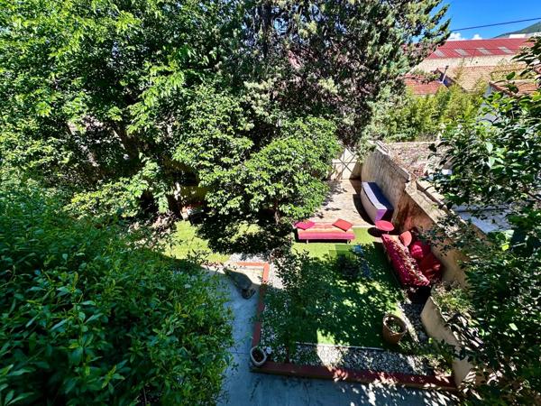 Marseille 10ème, Pont de vivaux, Maison T5 de 156m2 +combles aménagés + Jardin et Terrasse + Dépendances + Cave.