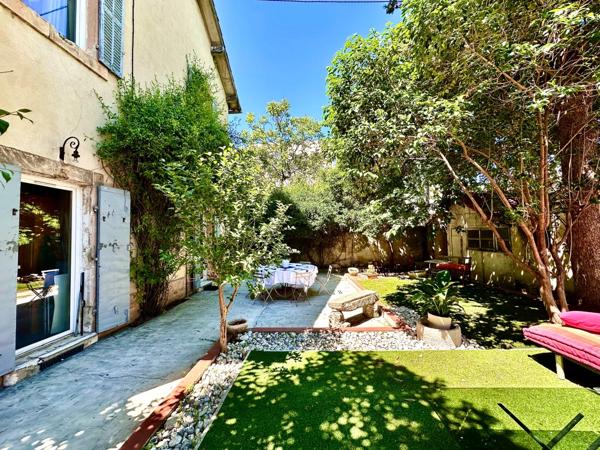 Marseille 10ème, Pont de vivaux, Maison T5 de 156m2 +combles aménagés + Jardin et Terrasse + Dépendances + Cave.