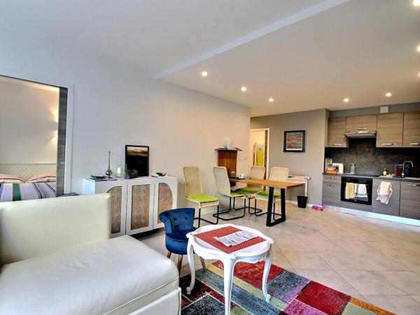 Appartement 2 pièces à vendre totalement rénové - Avignon, secteur République - Corps Saints