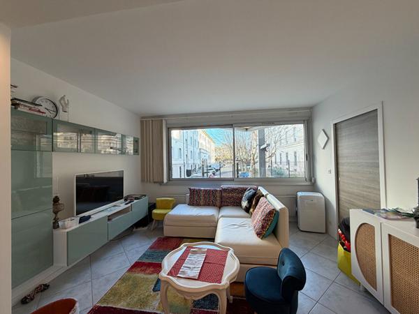 Appartement 2 pièces à vendre totalement rénové - Avignon, secteur République - Corps Saints