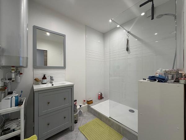 Appartement 2 pièces à vendre totalement rénové - Avignon, secteur République - Corps Saints