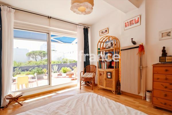 HERAULT (34) LA GRANDE−MOTTE (34280) à vendre Appartement 3 pièces de 91 m 2 et terrasse de 120 m 2 + garage.