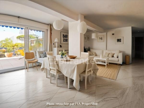 HERAULT (34) LA GRANDE−MOTTE (34280) à vendre Appartement 3 pièces de 91 m 2 et terrasse de 120 m 2 + garage.
