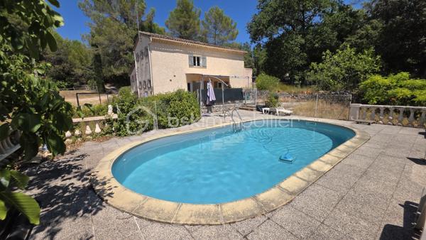 Votre conseillère en immobilier, spécialiste du secteur, vous propose de découvrir cette propriété pleine de charme, nichée dans un environnement privilégié, au calme absolu, avec une magnifique vue dégagée sur la forêt.

Dès votre arrivée, vous serez séduits par l'atmosphère paisible qui règne sur cette propriété, véritable invitation à la détente au cœur de la Provence.

✨ Une maison lumineuse et fonctionnelle

Au rez-de-chaussée, vous découvrirez une agréable pièce de vie baignée de lumière, ouverte sur une belle terrasse exposée plein sud, idéale pour profiter du soleil tout au long de la journée. Une cuisine moderne, récente et entièrement équipée complète cet espace convivial, ainsi qu'une salle d'eau.

À l'étage, l'espace nuit se compose de deux chambres confortables et d'une seconde salle de bains.

⭐ L'un des véritables atouts de cette maison : l'une des chambres bénéficie de sa propre terrasse ainsi que d'un accès extérieur indépendant, offrant de nombreuses possibilités (suite parentale, espace invités, bureau pour une activité professionnelle ou location ponctuelle).

🌿 Un extérieur exceptionnel

Vous profiterez d'un superbe terrain d'environ 5 000 m², véritable écrin de verdure offrant calme, intimité et une vue imprenable sur la nature environnante.

Une magnifique piscine de 10 x 4 mètres, parfaitement exposée, vous permettra de partager d'agréables moments en famille ou entre amis.

Cette propriété conviendra également parfaitement aux amoureux des animaux ou des chevaux grâce à son vaste terrain.

✅ Les atouts :
Environnement calme et recherché
Magnifique vue dégagée sur la forêt
Terrain d'environ 5 000 m²
Grande piscine 
Cuisine récente entièrement équipée
Belle terrasse exposée plein sud
Deux salles d'eau / bains
Chambre avec terrasse privative et accès indépendant
Fort potentiel d'évolution
Cadre de vie privilégié

À noter qu'une mitoyenneté est située à l'arrière de la maison, sans aucune incidence sur votre tranquillité ni sur votre intimité.

❤️ Mon avis : 
Une propriété idéale pour les amoureux de la nature recherchant le calme, de beaux espaces extérieurs et une qualité de vie exceptionnelle, tout en restant à proximité des commodités de Lorgues.

Une opportunité rare à découvrir sans tarder !

📞 Contactez-moi dès aujourd'hui pour organiser une visite.
Visites possibles 7 jours sur 7, week-ends et jours fériés sur rendez-vous.