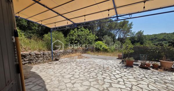 Votre conseillère en immobilier, spécialiste du secteur, vous propose de découvrir cette propriété pleine de charme, nichée dans un environnement privilégié, au calme absolu, avec une magnifique vue dégagée sur la forêt.

Dès votre arrivée, vous serez séduits par l'atmosphère paisible qui règne sur cette propriété, véritable invitation à la détente au cœur de la Provence.

✨ Une maison lumineuse et fonctionnelle

Au rez-de-chaussée, vous découvrirez une agréable pièce de vie baignée de lumière, ouverte sur une belle terrasse exposée plein sud, idéale pour profiter du soleil tout au long de la journée. Une cuisine moderne, récente et entièrement équipée complète cet espace convivial, ainsi qu'une salle d'eau.

À l'étage, l'espace nuit se compose de deux chambres confortables et d'une seconde salle de bains.

⭐ L'un des véritables atouts de cette maison : l'une des chambres bénéficie de sa propre terrasse ainsi que d'un accès extérieur indépendant, offrant de nombreuses possibilités (suite parentale, espace invités, bureau pour une activité professionnelle ou location ponctuelle).

🌿 Un extérieur exceptionnel

Vous profiterez d'un superbe terrain d'environ 5 000 m², véritable écrin de verdure offrant calme, intimité et une vue imprenable sur la nature environnante.

Une magnifique piscine de 10 x 4 mètres, parfaitement exposée, vous permettra de partager d'agréables moments en famille ou entre amis.

Cette propriété conviendra également parfaitement aux amoureux des animaux ou des chevaux grâce à son vaste terrain.

✅ Les atouts :
Environnement calme et recherché
Magnifique vue dégagée sur la forêt
Terrain d'environ 5 000 m²
Grande piscine 
Cuisine récente entièrement équipée
Belle terrasse exposée plein sud
Deux salles d'eau / bains
Chambre avec terrasse privative et accès indépendant
Fort potentiel d'évolution
Cadre de vie privilégié

À noter qu'une mitoyenneté est située à l'arrière de la maison, sans aucune incidence sur votre tranquillité ni sur votre intimité.

❤️ Mon avis : 
Une propriété idéale pour les amoureux de la nature recherchant le calme, de beaux espaces extérieurs et une qualité de vie exceptionnelle, tout en restant à proximité des commodités de Lorgues.

Une opportunité rare à découvrir sans tarder !

📞 Contactez-moi dès aujourd'hui pour organiser une visite.
Visites possibles 7 jours sur 7, week-ends et jours fériés sur rendez-vous.